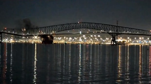 Puente en Baltimore-EEUU se desplomó al ser impactado por un barco portacontenedores