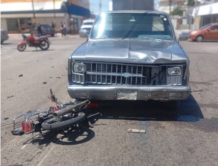 Joven herido tras chocar su motocicleta contra un carro frente al centro comercial Los Niveles en Maracaibo