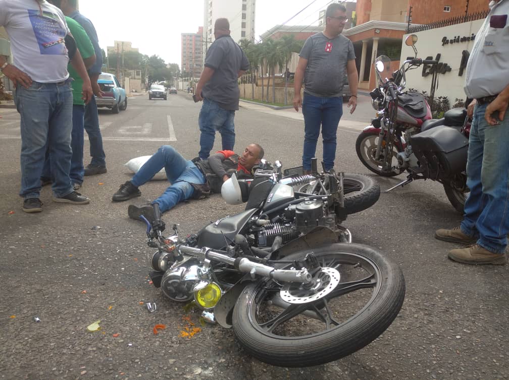 Chofer de un camión arrolló a motorizado en la calle 76 de Maracaibo y se dio a la fuga