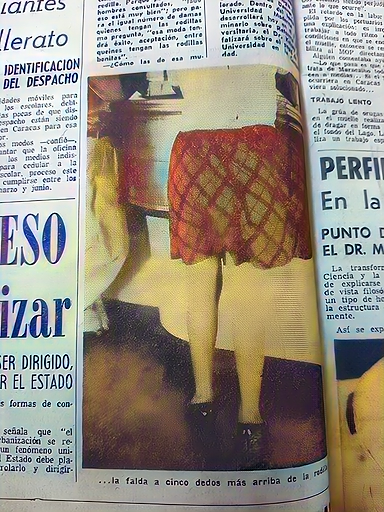 Cuando era un escándalo llevar falda con 4 dedos por encima de la rodilla