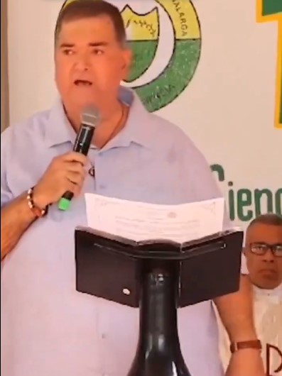 Se le cayeron los pantalones al alcalde jajajaja