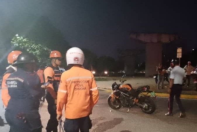 Murió un motorizado tras colisionar con un carro en la Av. Intercomunal Guarenas-Guatire: Hubo dos personas heridas