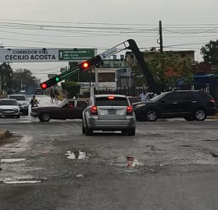 Chubasco dejó dos semáforos caìdos