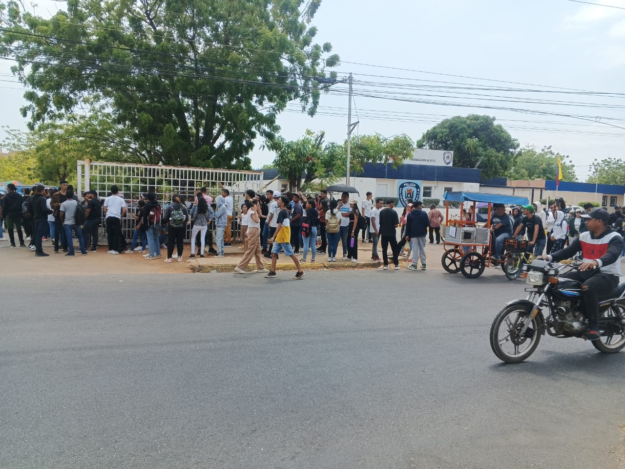 Zulianos copan punto del Registro Electoral frente al CNE en El Milagro