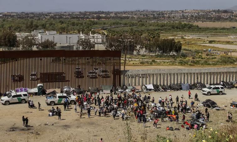 Exigen a Biden cerrar fronteras