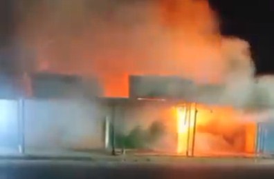 Incendio de una estructura afectó varios kioscos de comida en Chichiriviche: Investigan las causas