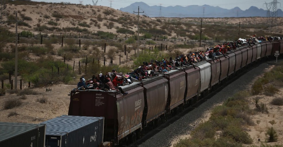 Migrantes venezolanos llegan a Ciudad Juárez en "La Bestia" con la esperanza de pasar el río Bravo hacia EEUU