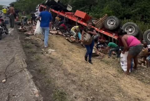 Se volcó gandola cargada de aceite en el municipio Píritu (+Video)
