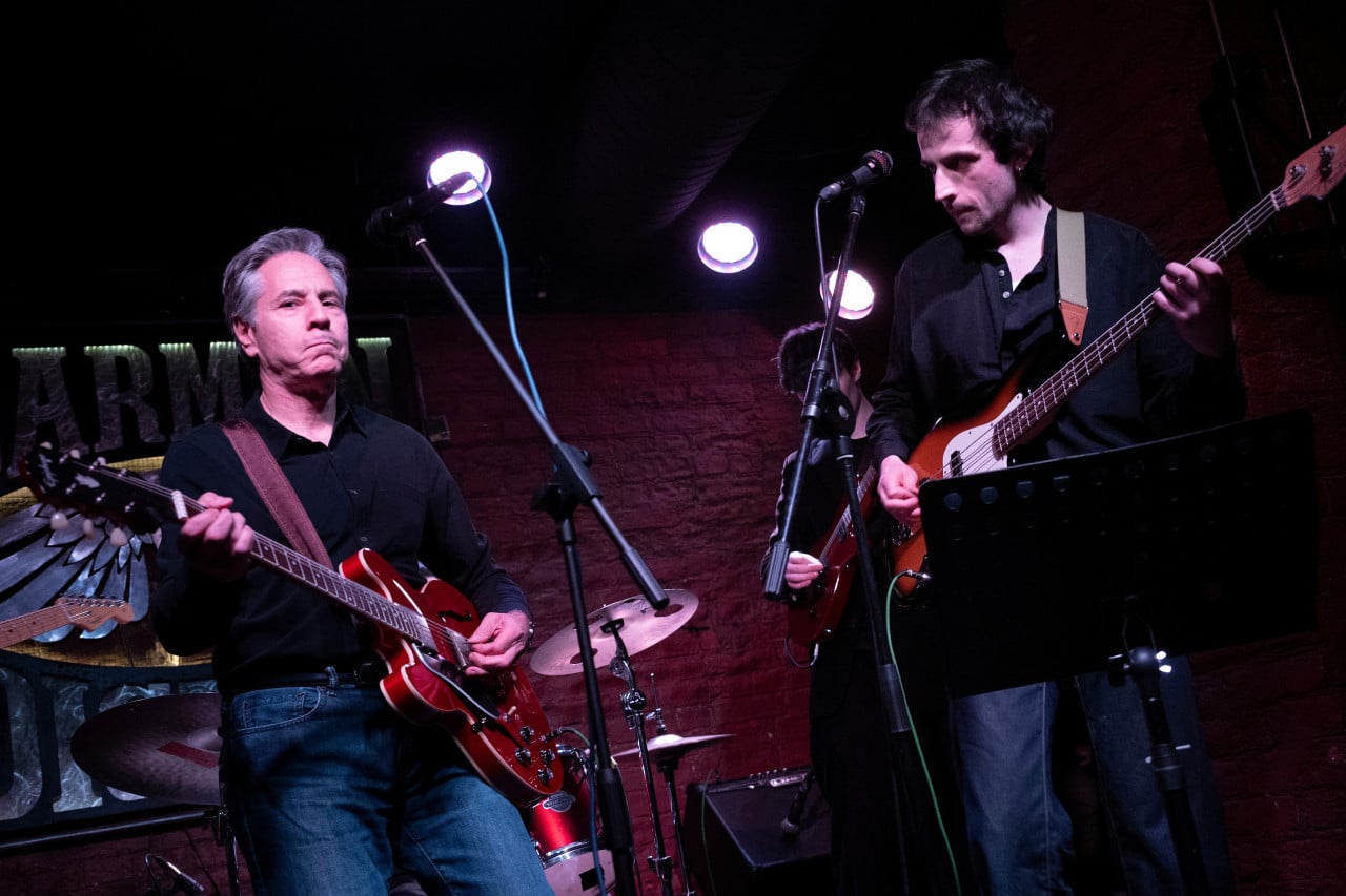 Antony Blinken come pizza, toca la guitarra y canta en su visita a Kiev