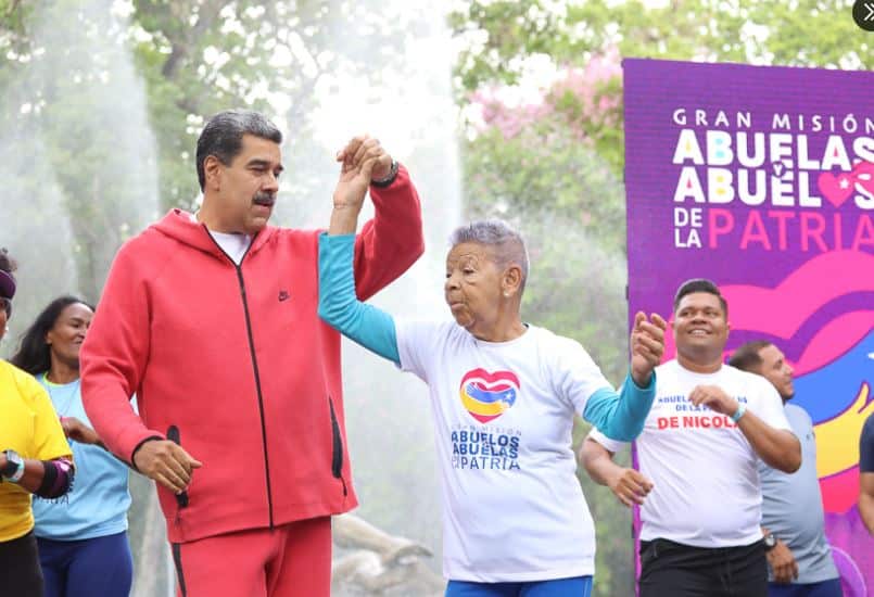 Maduro en bailoterapia de abuelos y abuelas en Caracas