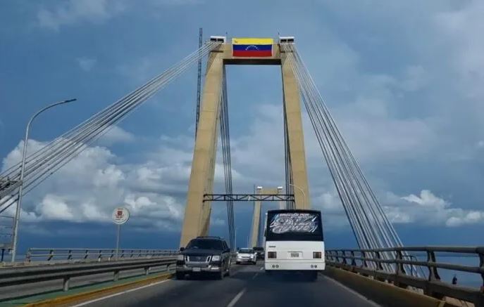 Largas colas en el Puente
