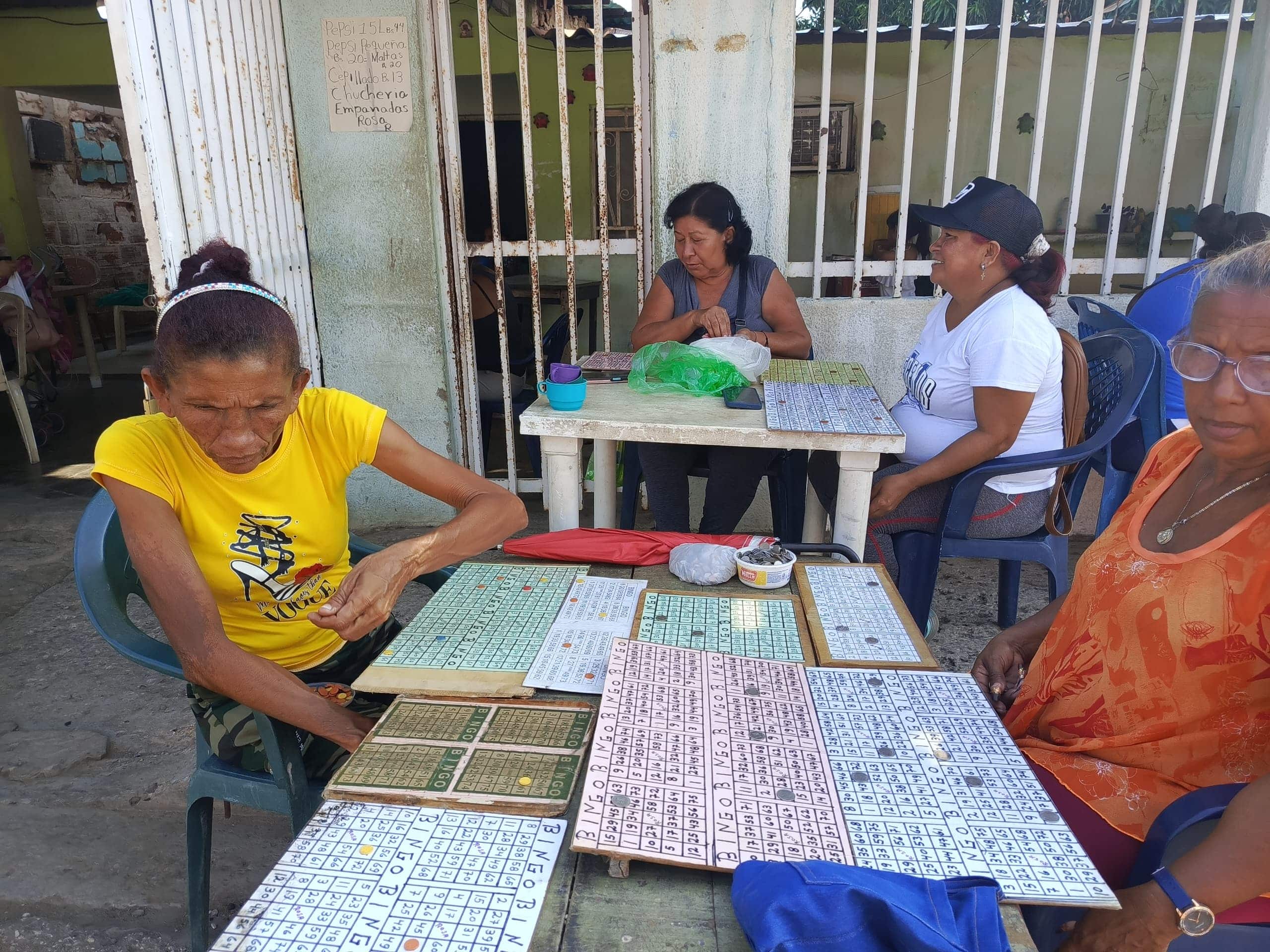 Todavía se juega bingo en los patios de las casas de Maracaibo con moneditas y arvejas