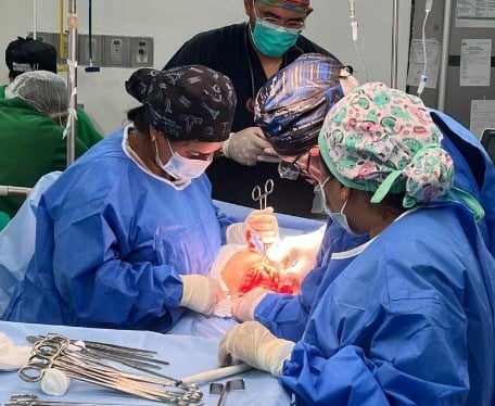 Sahum realizó cirugía a bebita posterior a su nacimiento
