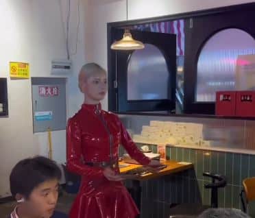 Robots con IA que sirven la comida en Asia