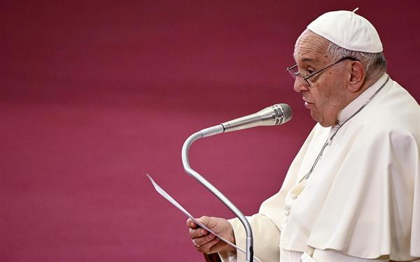 El papa Francisco avisa del peligro del "escepticismo democrático" y la "fascinación del populismo"