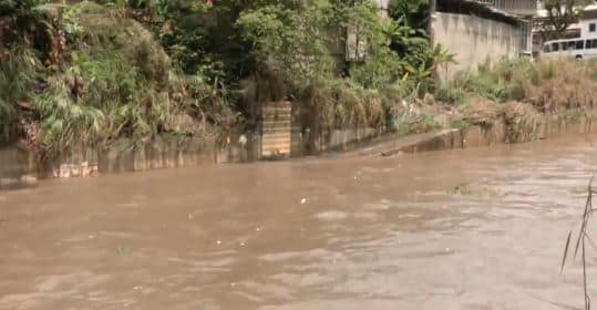 Lluvias afectan viviendas y locales comerciales en Petare