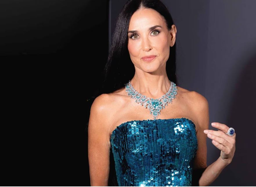 Demi Moore luce así de bella a sus 61 años