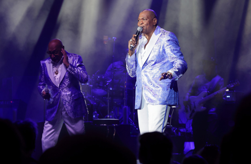 Famoso cantante demanda hospital en EEUU