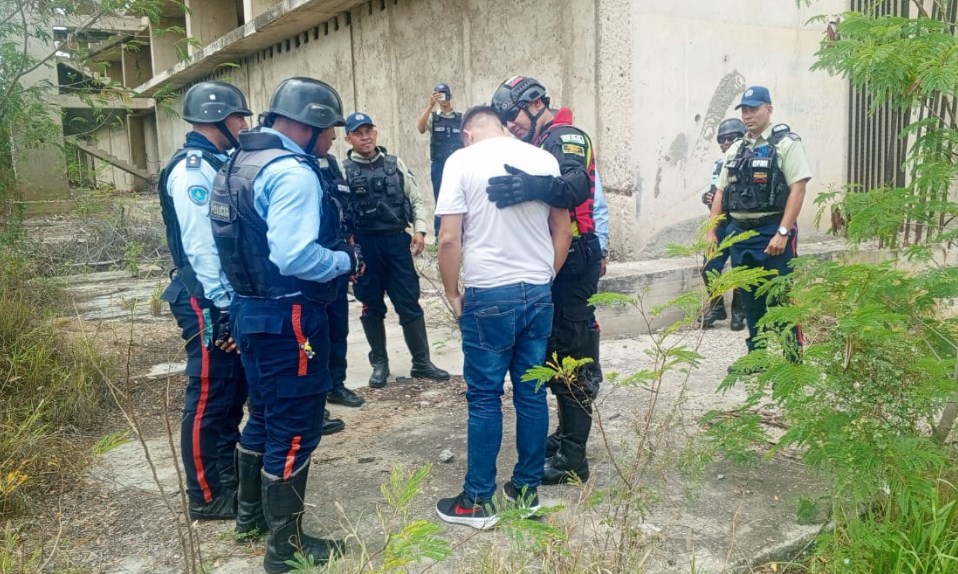 Joven larense intentó quitarse la vida arrojándose de un noveno piso. Autoridades policiales lo rescataron