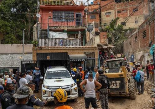 "Yo estaba en el último piso, acostado en una litera, supongo que por eso sobreviví": Adolescente afectado por el derrumbe en Petare