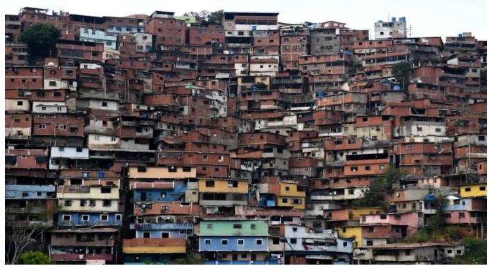 Adolescente abandonó a su bebé recién nacido sobre la platabanda de la casa de su vecino en Petare