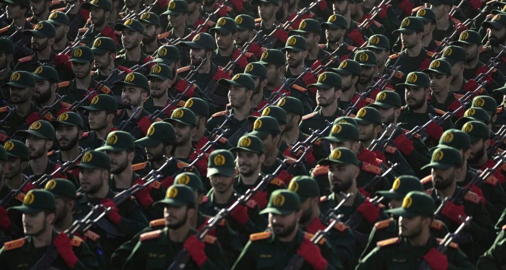 Cadetes de la Guardia Revolucionaria iraní marchan durante un desfile militar anual en las afueras de Teherán, Irán, el 21 de septiembre de 2024. Vahid Salemi / AP