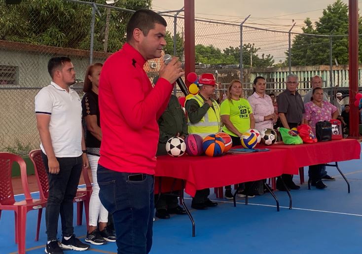 Nelson Canquiz reinauguró cancha deportiva en Valmore Rodríguez