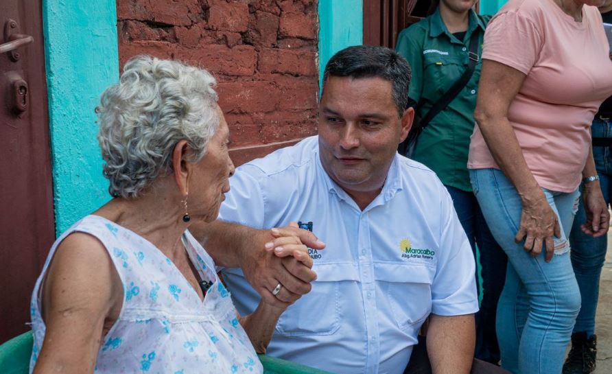 Alcaldia y Bomberos ayudaron a abuelita
