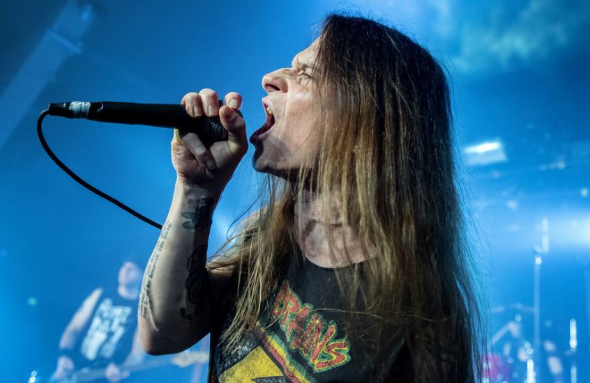 Cantante trans de metal dice que se "curó" de la disforia de género y volverá a ser hombre