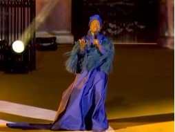Impresionante participación de Angelique Kidjo en la reapertura Notre Dame