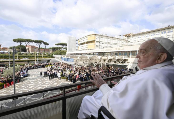 Crece la incertidumbre ante la convalecencia del papa Francisco en el Vaticano