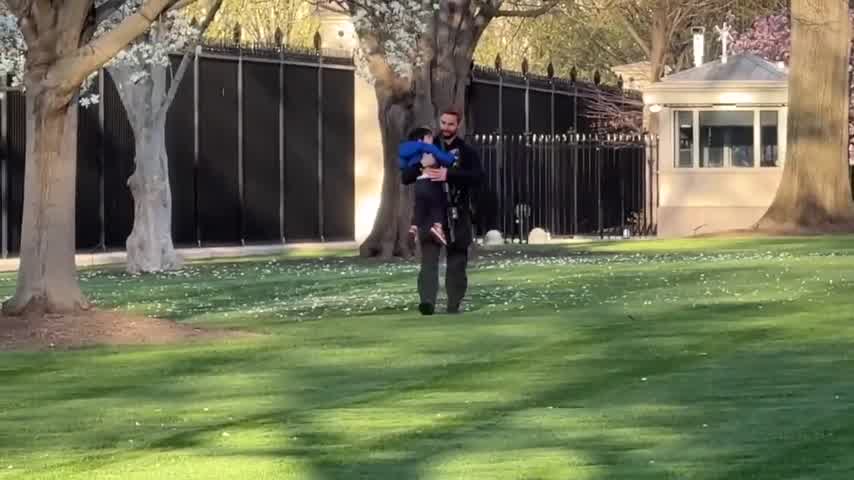 Un niño se coló en la Casa Blanca: Fue sacado en brazos por agentes del Servicio Secreto