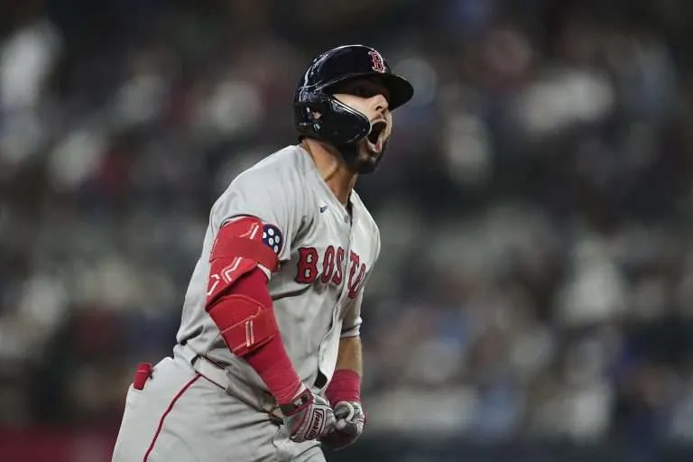 El zuliano Wilyer Abreu repite contra los Rangers con par de vuelacercas en el Opening Day