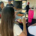Los estudiantes y trabajadores no pelan los combos de un dólar
