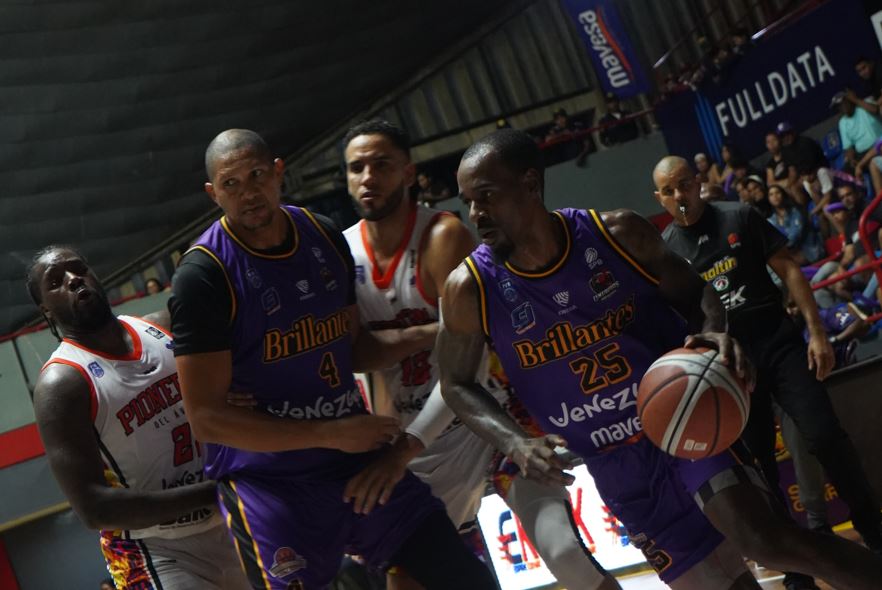 Brillantes le arrebató el invicto a Pioneros