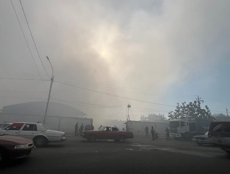 Continúa el incendio dentro de la empresa de reciclaje y desechos sólidos en Maracaibo