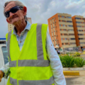 La pasión al trabajo de Luis Ángel a su 74 años bajo el sol de Maracaibo: de punta en blanco y con una sonrisa siempre