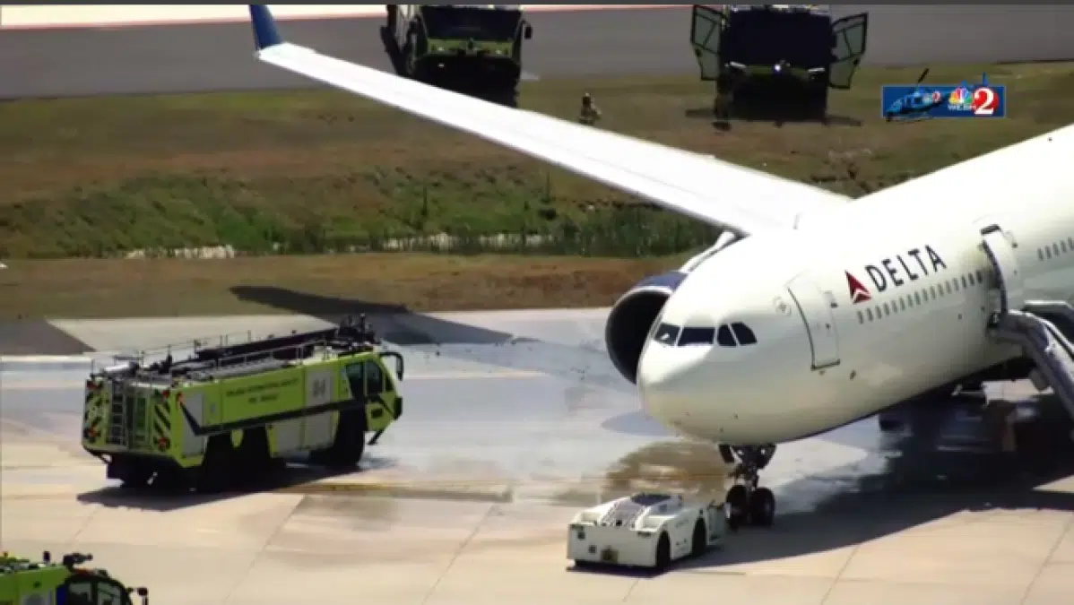 Evacúan avión de la aerolínea Delta por incendio en Orlando, EEUU