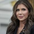 Dos detenidos por el robo del bolso de la secretaria de Seguridad Nacional de EEUU, Kristi Noem