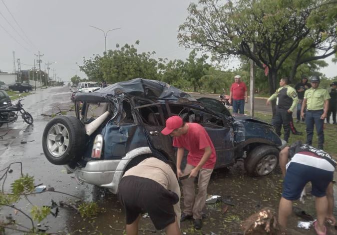 Vuelco de camioneta dejó al conductor herido en la Villa del Rosario