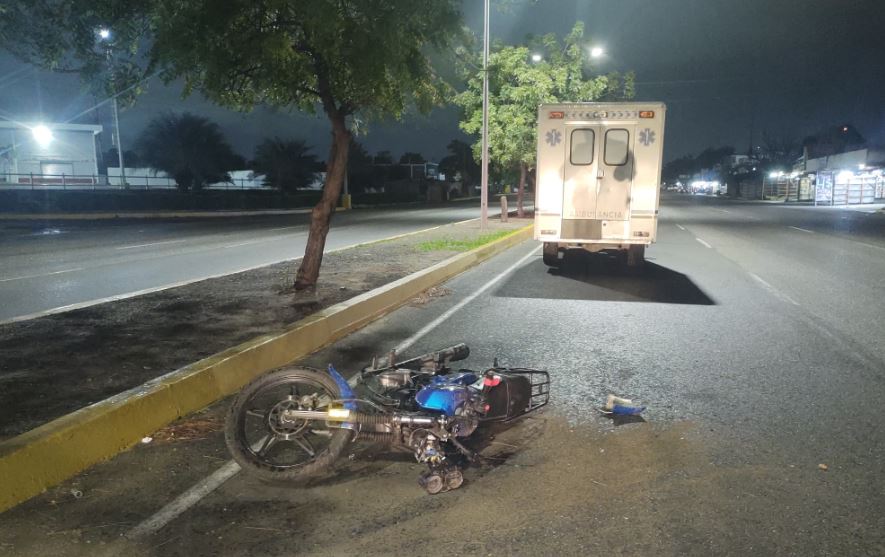 Muere detective del CICPC y su acompañante al chocar su moto contra una mata en la C-1