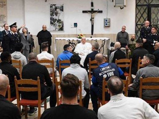 Papa visitó a detenidos en la cárcel de Roma