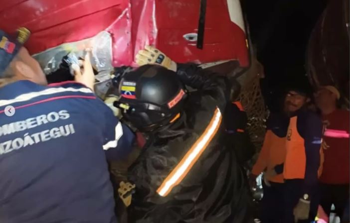 Tres muertos en aparatoso choque entre gandolas en Anzoátegui