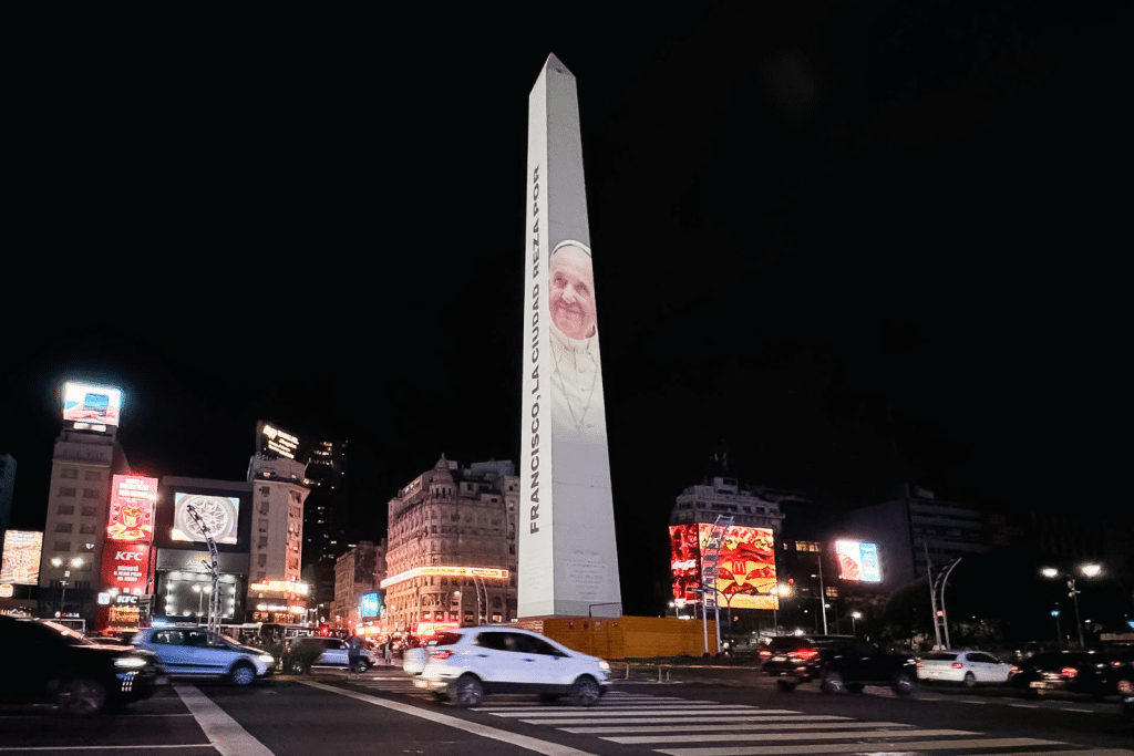 El Obelisco de Buenos Aires se ilumina con la imagen del papa Francisco