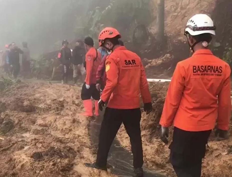 Diez muertos tras deslizamiento de tierra en Indonesia