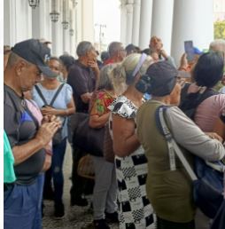 Jubilados protestan frente a la Gobernación: Exigen pago de prestaciones sociales del 2018 al 2021 y el cumplimiento de cirugía por cataratas