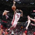 El Heat y los Mavericks ganan una vida extra y buscarán los playoffs