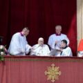 Papa Francisco aparece en la fachada de la basílica de San Pedro en la bendición Urbi et Orbi: 