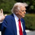 Trump pide al Supremo que levante la pausa a las expulsiones de migrantes venezolanos a El Salvador