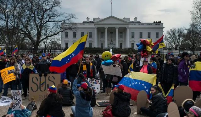 ICE daría a inmigrantes sujetos a la Ley de Enemigos Extranjeros 12 horas para que digan si planean impugnar la deportación